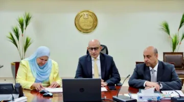 وزير التعليم يقوم بزيارة غرفة العمليات الخاصة بامتحانات الشهادة الإعدادية في الوزارة ويراقب تقدم الامتحانات.
