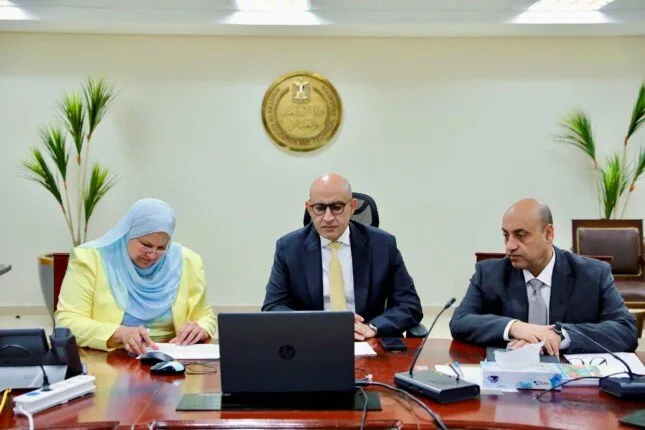 وزير التعليم يقوم بزيارة غرفة العمليات الخاصة بامتحانات الشهادة الإعدادية في الوزارة ويراقب تقدم الامتحانات.