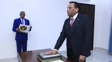 رئيس وزراء السودان الجديد يتعهد اليمين الدستورية