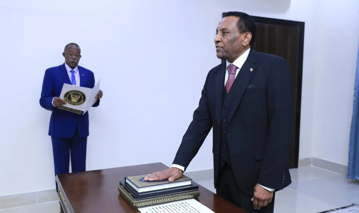 رئيس وزراء السودان الجديد يتعهد اليمين الدستورية رئيس وزراء السودان الجديد يتعهد اليمين الدستورية