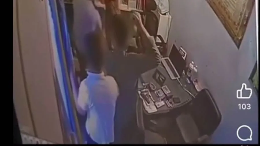 تحقيق في تفاصيل مقطع فيديو يظهر مجموعة من الأشخاص يتعرضون بالضرب لشخص آخر في الشرقية تحقيق في تفاصيل مقطع فيديو يظهر مجموعة من الأشخاص يتعرضون بالضرب لشخص آخر في الشرقية
