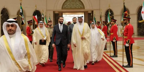 الشرع يصل الكويت كالسابعة في جولته العربية منذ توليه المنصب.. إليكم أهم القضايا التي ستُطرح للنقاش. الشرع يصل الكويت كالسابعة في جولته العربية منذ توليه المنصب.. إليكم أهم القضايا التي ستُطرح للنقاش.