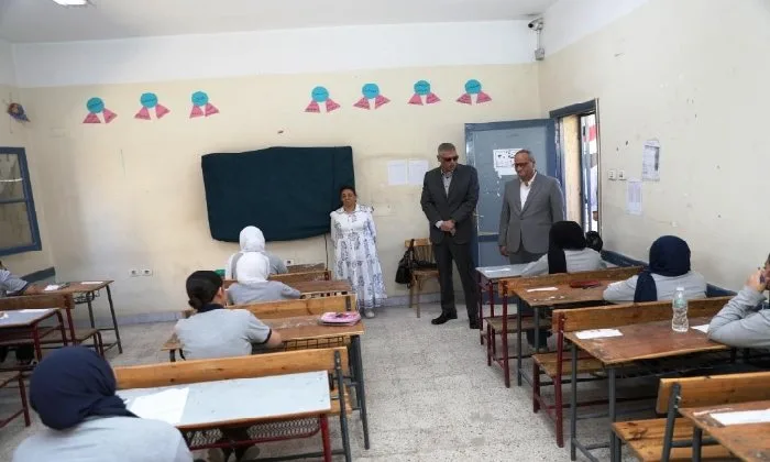 رئيس محافظة أسوان يزور لجان امتحانات الشهادة الإعدادية ويشدد على توفير بيئة مناسبة للطلاب.