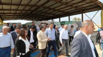 وزير الزراعة ومحافظ الشرقية ورئيس البنك الزراعي يتابعون عملية تسليم القمح في مستودعات البنك بالشرقية