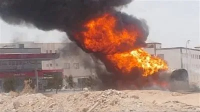 حريق في سيارة محملة بالبنزين في محطة وقود بالعاشر من رمضان