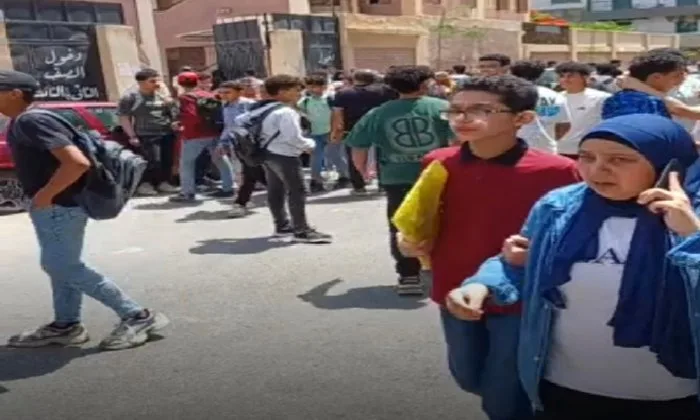 تباين مشاعر الطلاب في إعدادية بورسعيد بسبب سهولة امتحان اللغة العربية تباين مشاعر الطلاب في إعدادية بورسعيد بسبب سهولة امتحان اللغة العربية