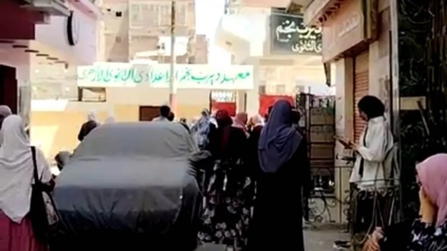 سعادة بين طلاب الثانوية الأزهرية في الشرقية بعد اجتياز امتحان الرياضيات البحتة سعادة بين طلاب الثانوية الأزهرية في الشرقية بعد اجتياز امتحان الرياضيات البحتة