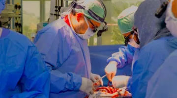 عملية جراحية لعلاج كسر حول مفصل صناعي تمكن حاجة تركية من إتمام مناسك الحج.