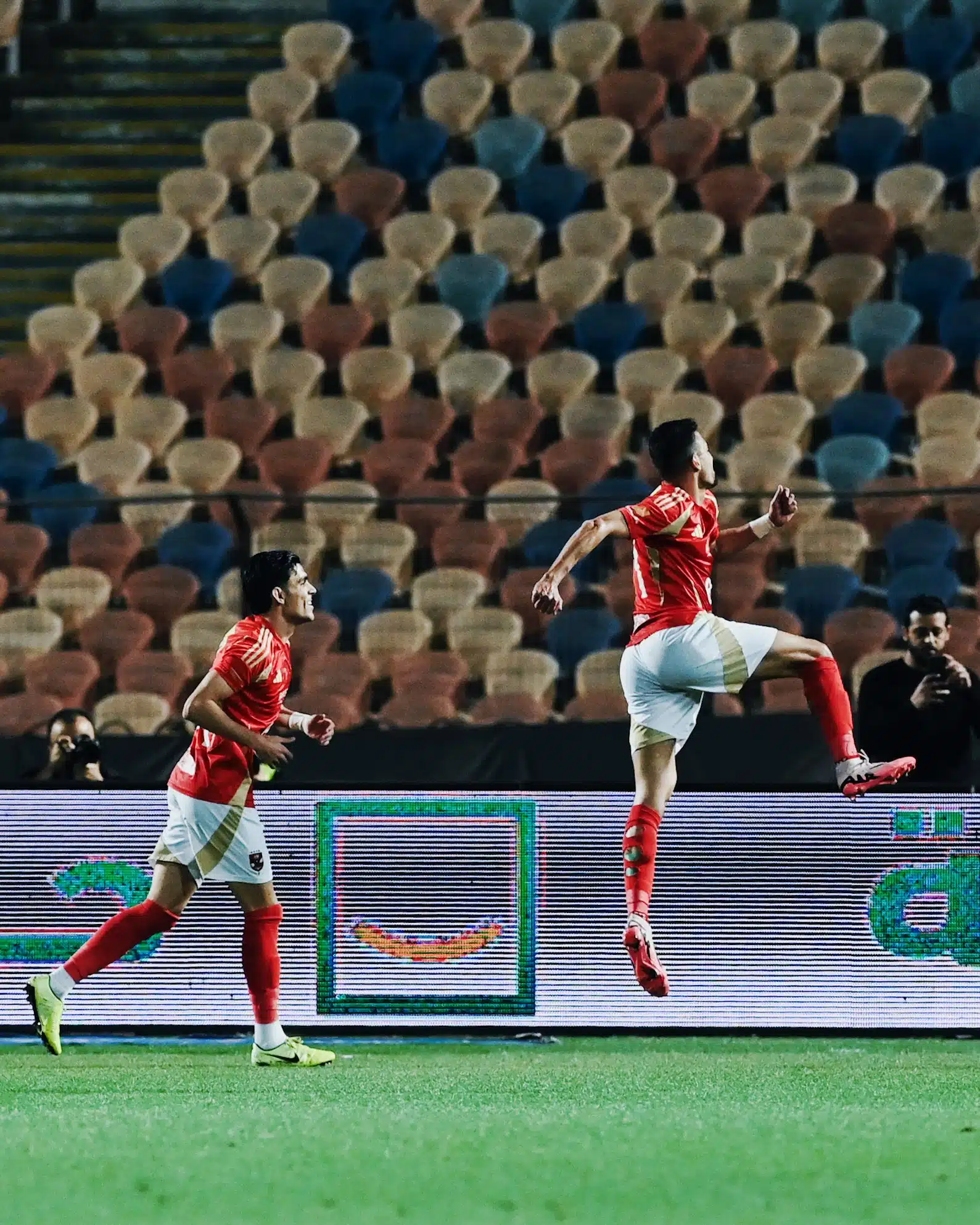 رأي مفاجئ من ريفيرو عن طاهر محمد طاهر.. وتحديد قائمة الأهلي في كأس العالم