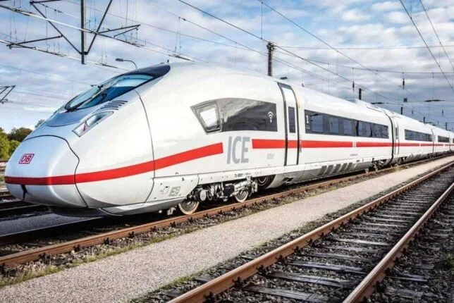معلومات الوزراء تكشف قصة أول امرأة تقود القطار الكهربائي الخفيف LRT في مصر