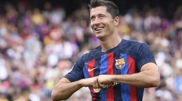 ليفاندوفسكي يحدد مصيره مع برشلونة
