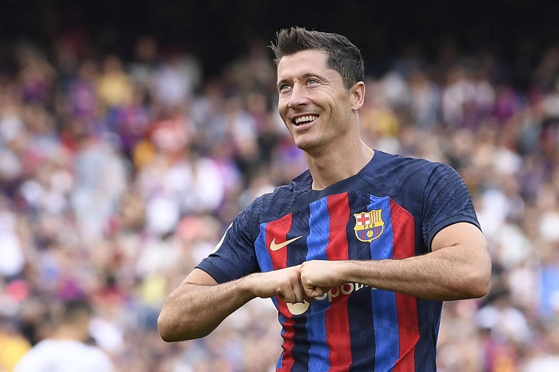 ليفاندوفسكي يحدد مصيره مع برشلونة