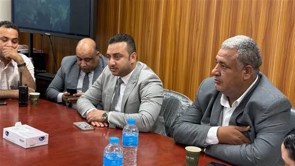 مدير خدمات الصحة في الأقصر يعقد اجتماعاً إرشادياً مع رؤساء الإدارات