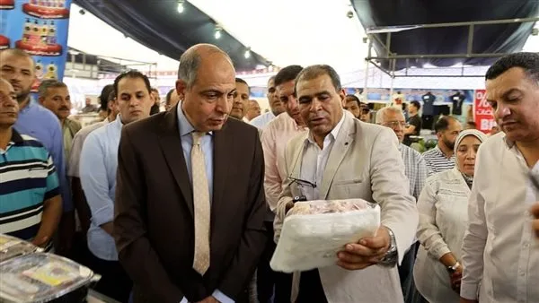 محافظ المنيا يدشّن “السوق اليومي” على ضفاف النيل تحضيرًا لعيد الأضحى محافظ المنيا يدشّن “السوق اليومي” على ضفاف النيل تحضيرًا لعيد الأضحى