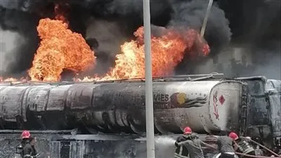 إصابة أربعة أفراد جراء حريق اندلع في سيارة محملة بالوقود داخل محطة وقود في العاشر من رمضان. إصابة أربعة أفراد جراء حريق اندلع في سيارة محملة بالوقود داخل محطة وقود في العاشر من رمضان.
