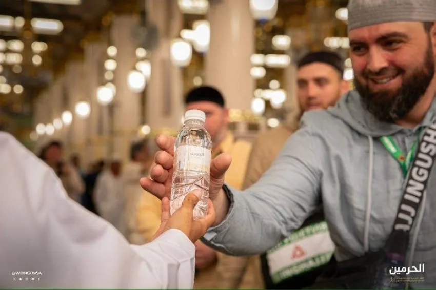 توزيع 218,336 زجاجة واستهلاك 3,360 طنًا من مياه زمزم في المسجد النبوي خلال فترة 15 يومًا توزيع 218,336 زجاجة واستهلاك 3,360 طنًا من مياه زمزم في المسجد النبوي خلال فترة 15 يومًا