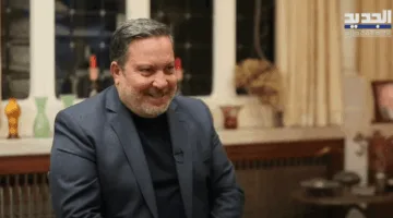 زاهي وهبي يسلط الضوء على جوانب جديدة من طلاق والديه وذكرياته الطفولية في جنوب لبنان لأول مرة