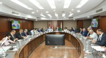 محافظ الجيزة يستعرض سبل إقامة محطة لتحويل النفايات إلى طاقة كهربائية في أبو رواش
