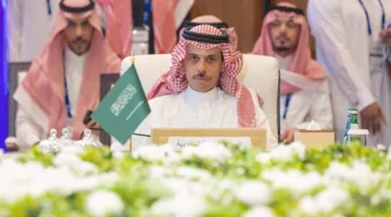 وزير الخارجية السعودي فيصل بن فرحان يجذب الانتباه بلطفه مع “فتاة الراحة” في دمشق