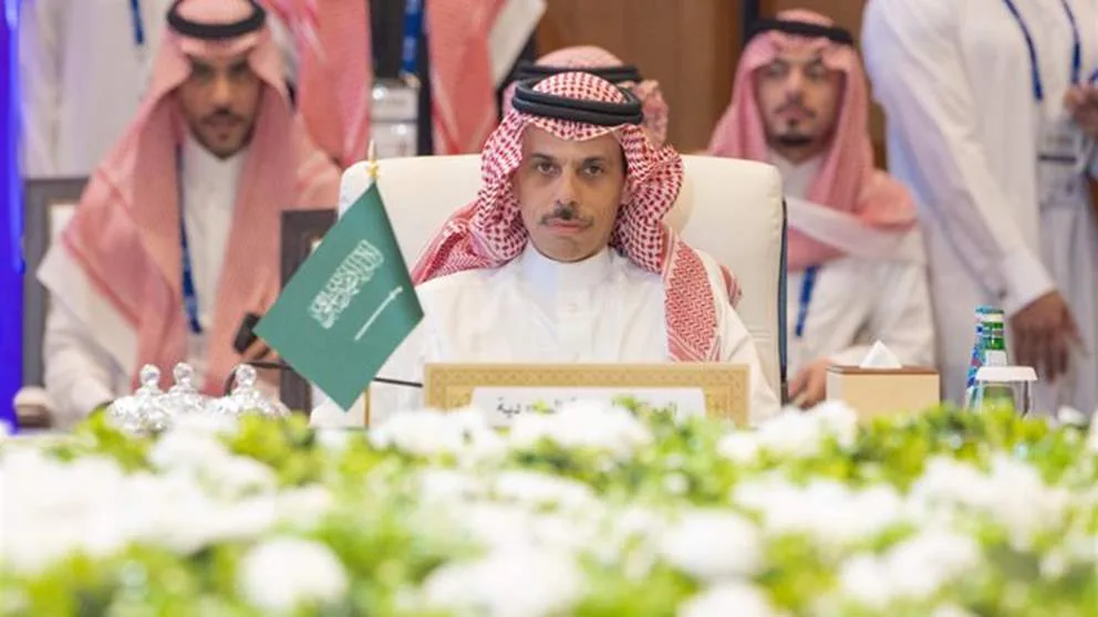 وزير الخارجية السعودي فيصل بن فرحان يجذب الانتباه بلطفه مع “فتاة الراحة” في دمشق