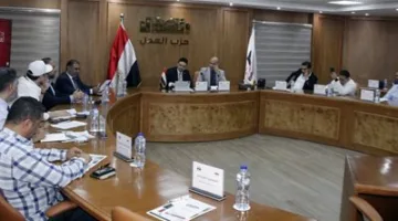 حزب العدل يعقد حلقة نقاش حول آفاق السيارات الكهربائية في مصر بمشاركة مجموعة من المختصين.