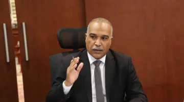 عباس صابر يواسي عمال الري الذين توفوا أثناء عملهم في تنظيف بيارة بترعة الإعجام.