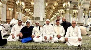 أحمد سعد يعتني بالقرآن في المسجد النبوي ويشترك مع الشيوخ بعد إعلان عن بداية جديدة في حياته.