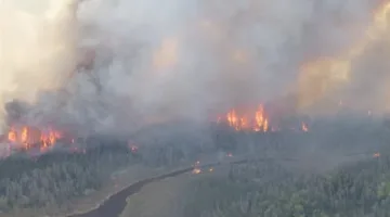 عاجل.. evacuation of thousands in 3 Canadian provinces due to American wildfires threatening air quality.