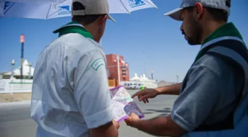 من بزوغ الفجر حتى غروب الشمس.. حكاية كشاف في أحضان الأماكن المقدسة
