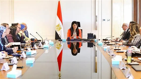 المشاط: 16.8 مليار جنيه لإعادة هيكلة الديون بين مصر وألمانيا لتعزيز قطاعات الطاقة والتعليم المشاط: 16.8 مليار جنيه لإعادة هيكلة الديون بين مصر وألمانيا لتعزيز قطاعات الطاقة والتعليم