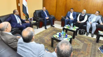 محافظ أسيوط يترأس اجتماع غرفة التجارة ويثني على مبادرتها لتوزيع 2500 قسيمة غذائية.