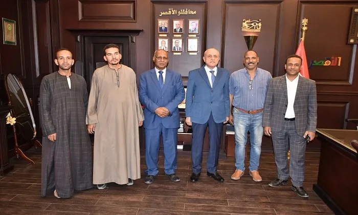 وفد شباب كيمان المطاعنة يطالب بإزالة تعديات الباعة المتجولين وتخصيص موقف للتوك توك. وفد شباب كيمان المطاعنة يطالب بإزالة تعديات الباعة المتجولين وتخصيص موقف للتوك توك.