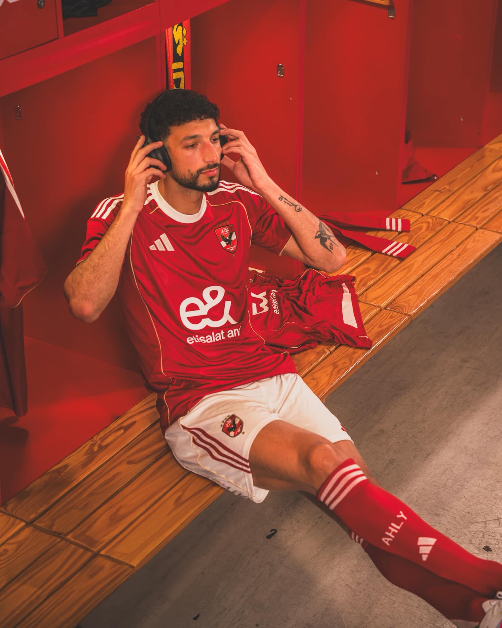 May be an image of 1 person, playing soccer, playing football and text that says 'טימורע သိ מ. ိမ် حها s0 etisalat evisalatan an' AHL AHLY Y'