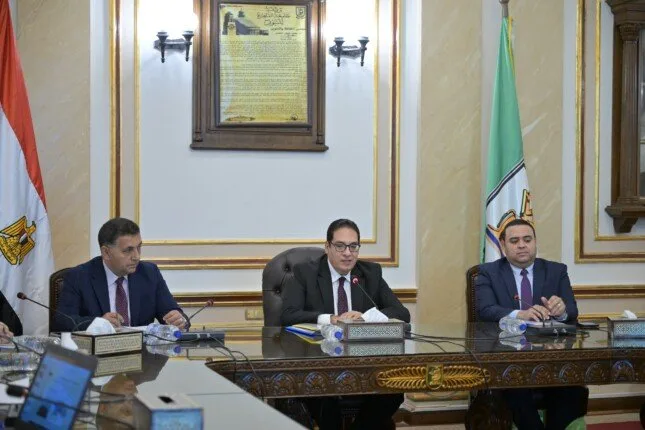 رئيس جامعة القاهرة يطلب الاهتمام بمتابعة وضع المباني التعليمية.