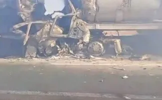 صور: حادثة مروعة بين سيارة تحمل “السولار” وأخرى للنقل على طريق الواحات