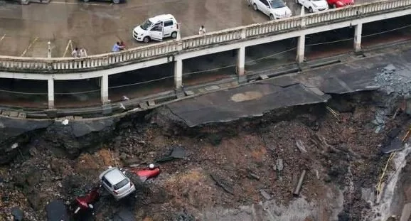 مقتل 38 شخصاً بسبب الانهيارات الأرضية والفيضانات في الهند وبنغلاديش مقتل 38 شخصاً بسبب الانهيارات الأرضية والفيضانات في الهند وبنغلاديش