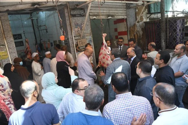 محافظ قنا يقوم بجولة تفقدية على المخابز والأسواق للاطمئنان على استعدادها قبل عيد الأضحى محافظ قنا يقوم بجولة تفقدية على المخابز والأسواق للاطمئنان على استعدادها قبل عيد الأضحى