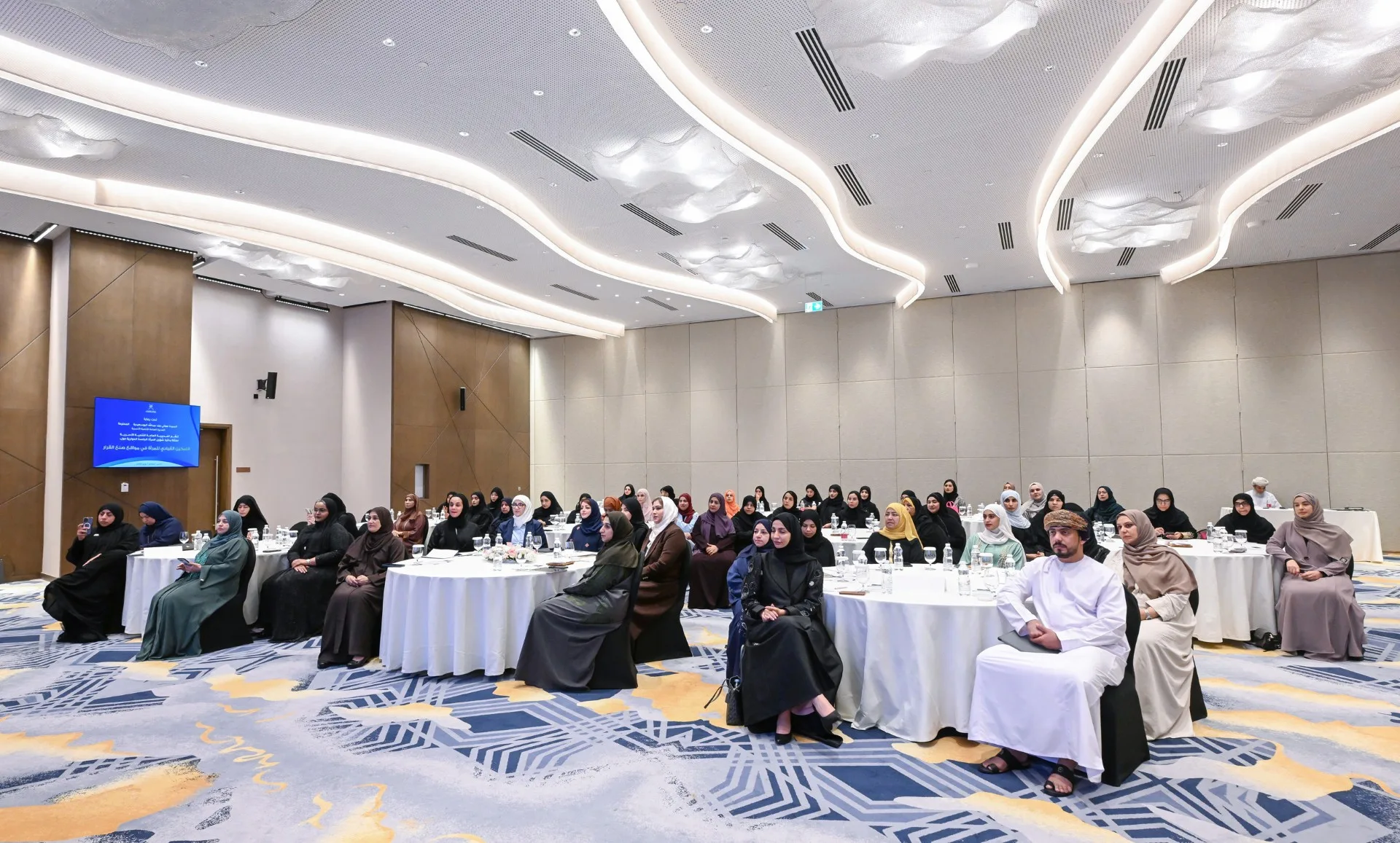 جلسة نقاشية في مسقط تتناول تعزيز القيادة النسائية جلسة نقاشية في مسقط تتناول تعزيز القيادة النسائية
