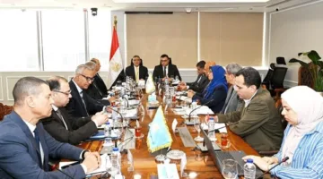 وزير الإسكان ومحافظ الجيزة يناقشان تعزيز مشروعات المياه والصرف الصحي والإسكان والطرق