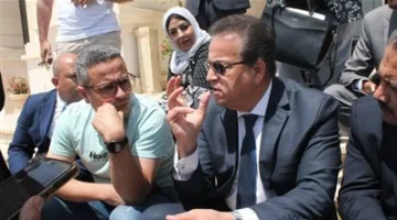 بكل محبة وتواضع، خالد عبد الغفار يستمع للصحفيين في مكاتب الوزارة