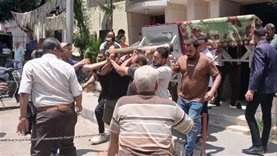 في خضم انهيار عائلتها وصديقاتها، تشييع جثمان دعاء، طالبة جامعة الفيوم التي توفيت في حادث دهس. في خضم انهيار عائلتها وصديقاتها، تشييع جثمان دعاء، طالبة جامعة الفيوم التي توفيت في حادث دهس.
