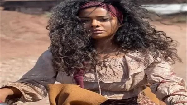 أسماء أبو اليزيد تتحدى نفسها بشخصيتين متباينتين خلال موسم الأوف سيزون.
