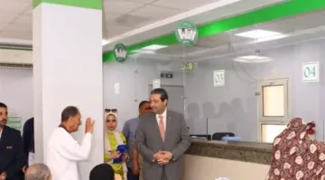 محافظ دمياط يشرف على توزيع المعاشات في مكاتب البريد ويأمر بإلصاق ملصقات على سيارات الأجرة