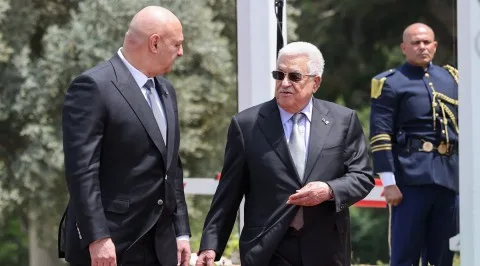 ابن الرئيس عباس يظهر بشكل غير متوقع واعتراف مثير من “دبور”.. صراعات تعرقل تنفيذ خطة تسليم الأسلحة في مخيمات لبنان وضغوط قد تؤدي إلى تفجير الأوضاع.. اتفاق غامض يثير الشكوك والرئيس الفلسطيني في موقف محرج يرسل الأحمد لحل الأزمة. ابن الرئيس عباس يظهر بشكل غير متوقع واعتراف مثير من “دبور”.. صراعات تعرقل تنفيذ خطة تسليم الأسلحة في مخيمات لبنان وضغوط قد تؤدي إلى تفجير الأوضاع.. اتفاق غامض يثير الشكوك والرئيس الفلسطيني في موقف محرج يرسل الأحمد لحل الأزمة.