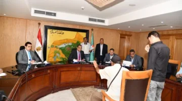 محافظ الفيوم يطالب بتوفير فرص عمل للأسر المحتاجة للدعم.