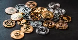 تفاوت أداء العملات الرقمية خلال تعاملات يوم الإثنين.. وبيتكوين تستعيد الارتفاع بالقرب من ذروتها التاريخية.