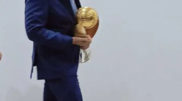 نقدم تفاصيل عن سبب قيام ممدوح عيد بنقل كأس أبطال إفريقيا إلى مقر اتحاد الكرة.