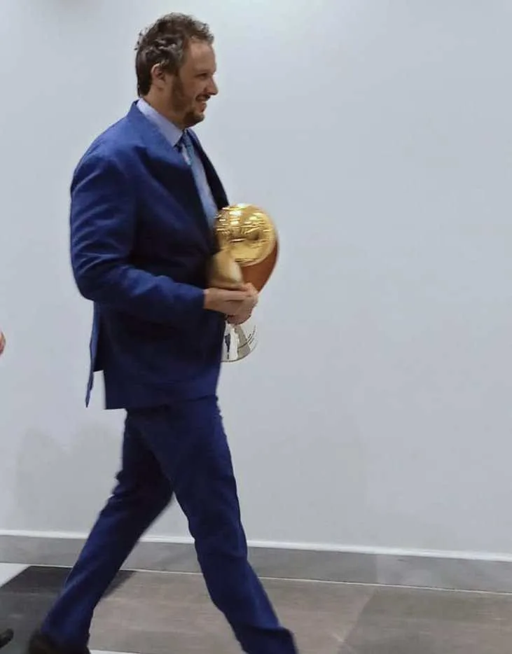 نقدم تفاصيل عن سبب قيام ممدوح عيد بنقل كأس أبطال إفريقيا إلى مقر اتحاد الكرة.