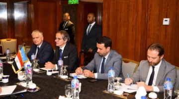 وزير الخارجية وشؤون الهجرة يجتمع بالمدير العام للوكالة الدولية للطاقة النووية