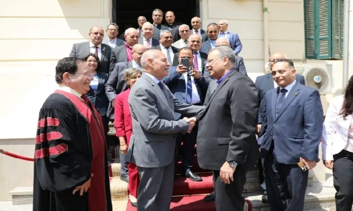 محافظ القاهرة يستقبل رئيس الكنيسة الإنجيلية لتهنئته بعيد الأضحى المبارك محافظ القاهرة يستقبل رئيس الكنيسة الإنجيلية لتهنئته بعيد الأضحى المبارك